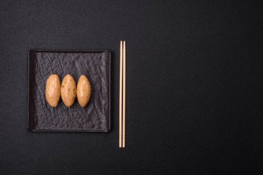 Hassas mantar soslu balık ya da et quenelles, koyu beton arka planda tuz ve baharatlar