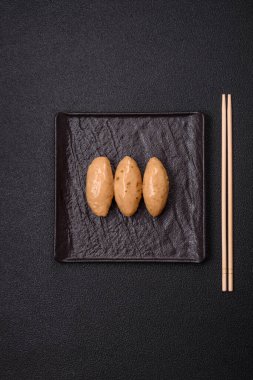 Hassas mantar soslu balık ya da et quenelles, koyu beton arka planda tuz ve baharatlar