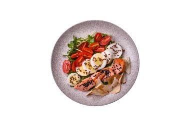 Somon, marul, domates, yumurta, tuz ve baharatlı leziz taze sezar salatası.