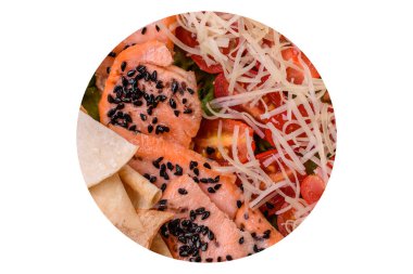 Somon, marul, domates, yumurta, tuz ve baharatlı leziz taze sezar salatası.