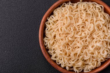 Mantarlı, sebzeli, baharatlı ve otlu erişte. Asya mutfağı