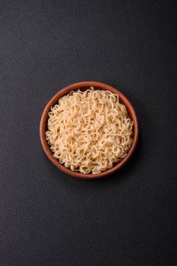 Mantarlı, sebzeli, baharatlı ve otlu erişte. Asya mutfağı