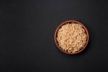 Mantarlı, sebzeli, baharatlı ve otlu erişte. Asya mutfağı