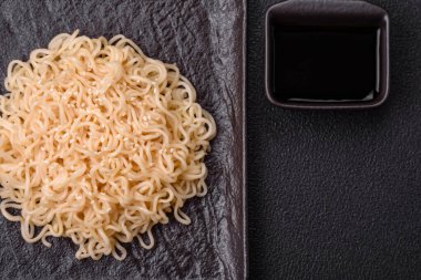 Mantarlı, sebzeli, baharatlı ve otlu erişte. Asya mutfağı