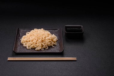 Mantarlı, sebzeli, baharatlı ve otlu erişte. Asya mutfağı