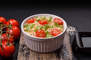 Mantarlı, sebzeli, baharatlı ve otlu erişte. Asya mutfağı