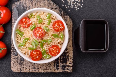 Mantarlı, sebzeli, baharatlı ve otlu erişte. Asya mutfağı