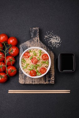 Mantarlı, sebzeli, baharatlı ve otlu erişte. Asya mutfağı