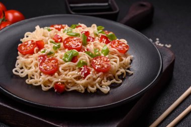 Mantarlı, sebzeli, baharatlı ve otlu erişte. Asya mutfağı