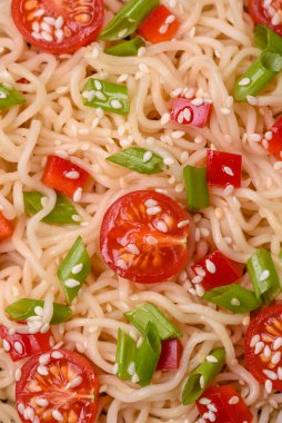 Mantarlı, sebzeli, baharatlı ve otlu erişte. Asya mutfağı