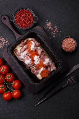 Brioche ekmekli sandviç, biftek, domates, stracciatello ve vitello tonato soslu.