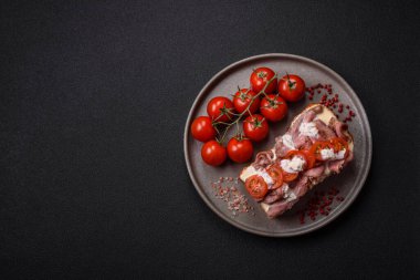 Brioche ekmekli sandviç, biftek, domates, stracciatello ve vitello tonato soslu.