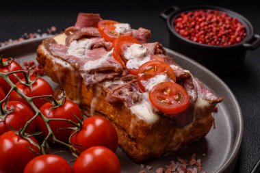 Brioche ekmekli sandviç, biftek, domates, stracciatello ve vitello tonato soslu.