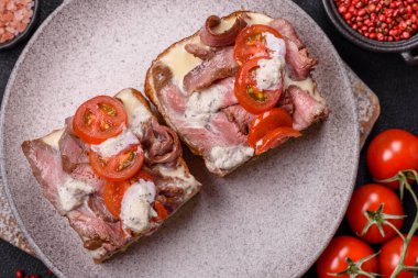 Brioche ekmekli sandviç, biftek, domates, stracciatello ve vitello tonato soslu.