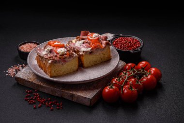 Brioche ekmekli sandviç, biftek, domates, stracciatello ve vitello tonato soslu.