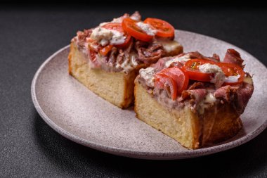 Brioche ekmekli sandviç, biftek, domates, stracciatello ve vitello tonato soslu.