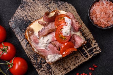 Brioche ekmekli sandviç, biftek, domates, stracciatello ve vitello tonato soslu.