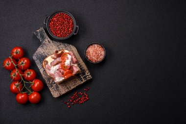 Brioche ekmekli sandviç, biftek, domates, stracciatello ve vitello tonato soslu.
