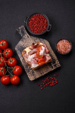 Brioche ekmekli sandviç, biftek, domates, stracciatello ve vitello tonato soslu.
