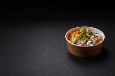 Hindili veya tavuk dilimli lezzetli diyet salatası, marul, havuç, mozzarella, mısır ve kabak. Diyet yemek.