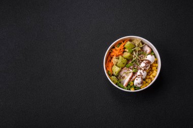 Hindili veya tavuk dilimli lezzetli diyet salatası, marul, havuç, mozzarella, mısır ve kabak. Diyet yemek.