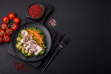 Hindili veya tavuk dilimli lezzetli diyet salatası, marul, havuç, mozzarella, mısır ve kabak. Diyet yemek.