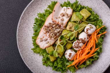 Hindili veya tavuk dilimli lezzetli diyet salatası, marul, havuç, mozzarella, mısır ve kabak. Diyet yemek.