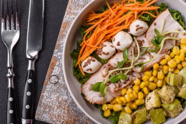 Hindili veya tavuk dilimli lezzetli diyet salatası, marul, havuç, mozzarella, mısır ve kabak. Diyet yemek.