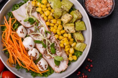 Hindili veya tavuk dilimli lezzetli diyet salatası, marul, havuç, mozzarella, mısır ve kabak. Diyet yemek.