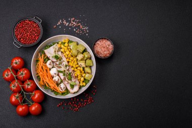 Hindili veya tavuk dilimli lezzetli diyet salatası, marul, havuç, mozzarella, mısır ve kabak. Diyet yemek.