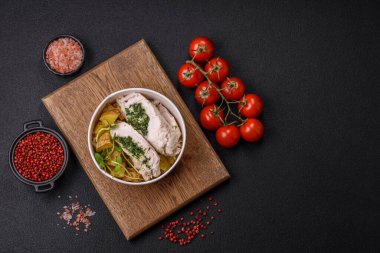 Ispanaklı, peynirli, baharatlı, tuzlu ve otlu, koyu beton arka plan.