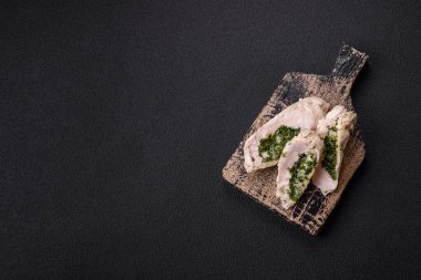 Ispanaklı, peynirli, baharatlı, tuzlu ve otlu, koyu beton arka plan.