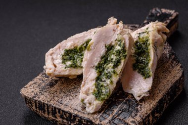 Ispanaklı, peynirli, baharatlı, tuzlu ve otlu, koyu beton arka plan.