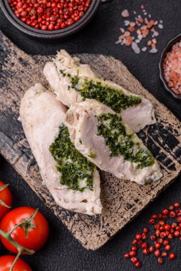 Ispanaklı, peynirli, baharatlı, tuzlu ve otlu, koyu beton arka plan.