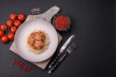 Asya yemekleri tatlı ve ekşi soslu haşlanmış pirinç, koyu beton arka planda baharatlar ve otlar.