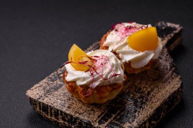 Krem peynirli, mikroyeşillikli ve koyu beton kaplamalı tatlı ya da ekşi kek.