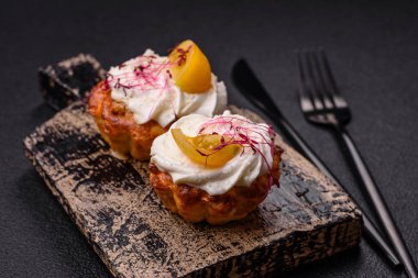 Krem peynirli, mikroyeşillikli ve koyu beton kaplamalı tatlı ya da ekşi kek.