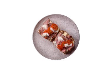 Brioche ekmekli sandviç, biftek, domates, stracciatello ve vitello tonato soslu.