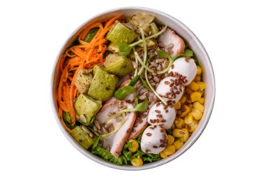 Hindili veya tavuk dilimli lezzetli diyet salatası, marul, havuç, mozzarella, mısır ve kabak. Diyet yemek.