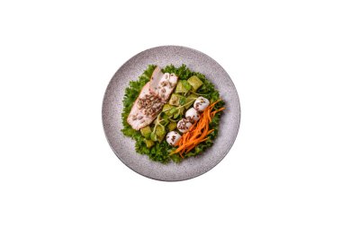 Hindili veya tavuk dilimli lezzetli diyet salatası, marul, havuç, mozzarella, mısır ve kabak. Diyet yemek.