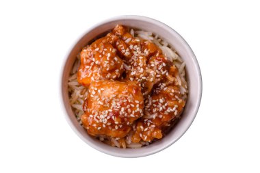 Asya yemekleri tatlı ve ekşi soslu haşlanmış pirinç, koyu beton arka planda baharatlar ve otlar.