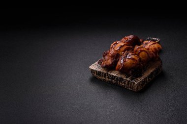 Izgara tavuk ya da hindi şiş kebap. Tuzlu, baharatlı ve çimento kaplı.