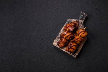 Izgara tavuk ya da hindi şiş kebap. Tuzlu, baharatlı ve çimento kaplı.