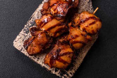 Izgara tavuk ya da hindi şiş kebap. Tuzlu, baharatlı ve çimento kaplı.