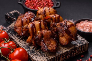 Izgara tavuk ya da hindi şiş kebap. Tuzlu, baharatlı ve çimento kaplı.