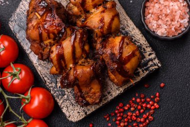 Izgara tavuk ya da hindi şiş kebap. Tuzlu, baharatlı ve çimento kaplı.