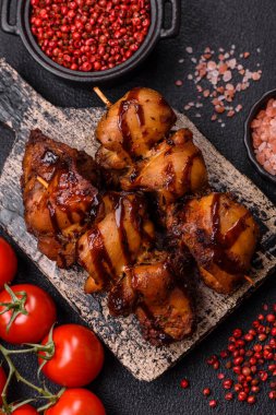 Izgara tavuk ya da hindi şiş kebap. Tuzlu, baharatlı ve çimento kaplı.