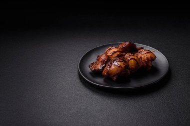 Izgara tavuk ya da hindi şiş kebap. Tuzlu, baharatlı ve çimento kaplı.