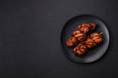 Izgara tavuk ya da hindi şiş kebap. Tuzlu, baharatlı ve çimento kaplı.