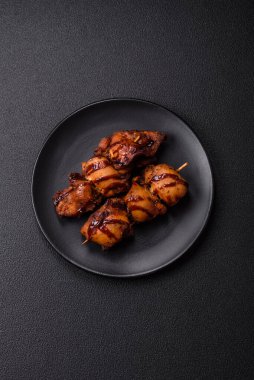 Izgara tavuk ya da hindi şiş kebap. Tuzlu, baharatlı ve çimento kaplı.